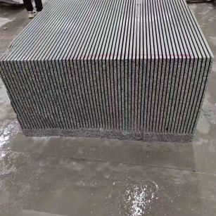 昌都芝麻白毛板荒料切割