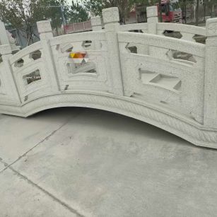 昌都芝麻白拱桥，石桥